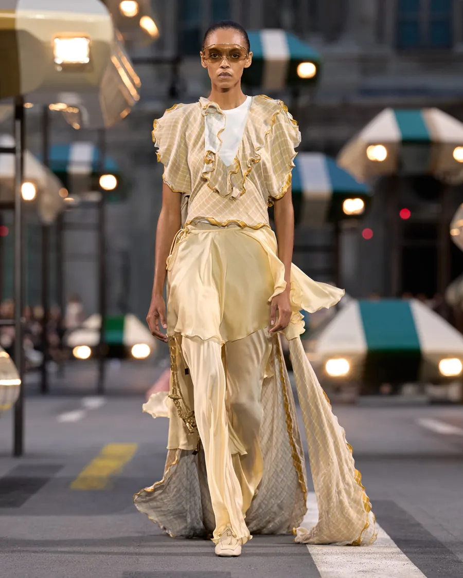 Look 28 de la colección Louis Vuitton primavera-verano 2027: conjunto fluido en amarillo claro con volantes