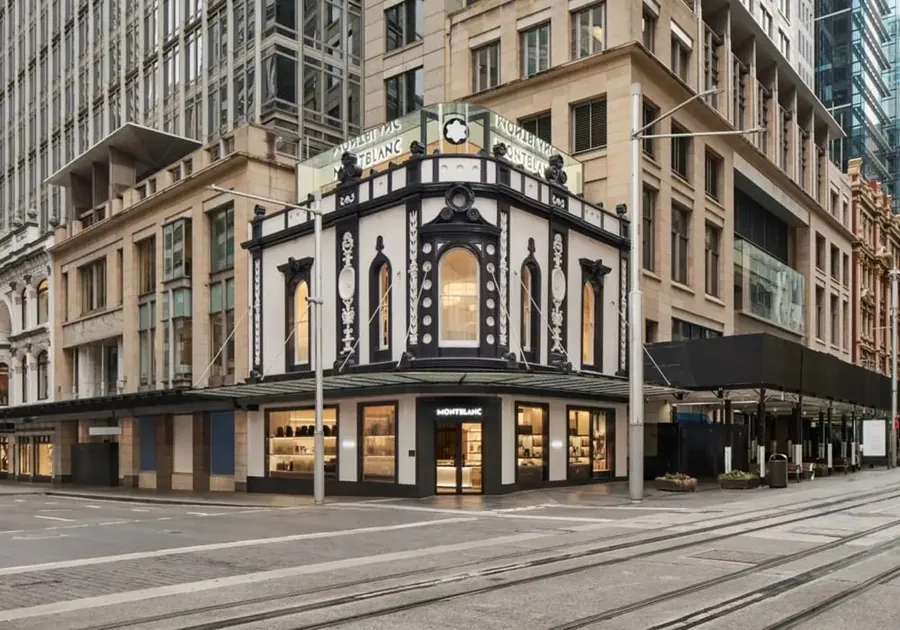 Fachada en blanco y negro de la boutique insignia de Montblanc en George Street, en un edificio protegido del siglo XIX en Sídney