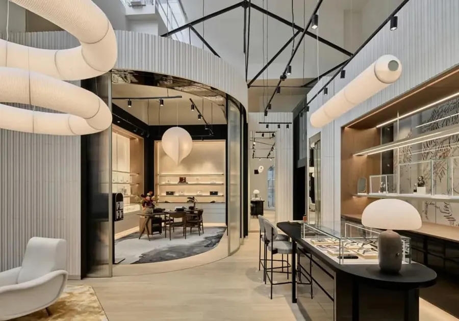 Interior de la boutique de Montblanc en George Street con paredes curvas, vitrinas y una butaca