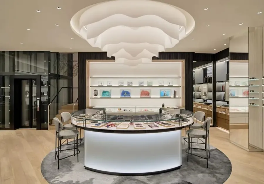 Lámpara escultórica de papel sobre un mostrador expositor curvo en la boutique de Montblanc en George Street, Sídney