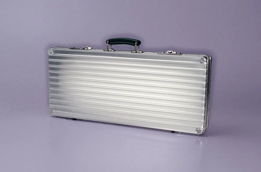 El Artist Case de RIMOWA × Faber-Castell cerrado, de aluminio anodizado acanalado con asa de piel